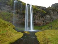 Seljalandsfoss mit Abflußbach
